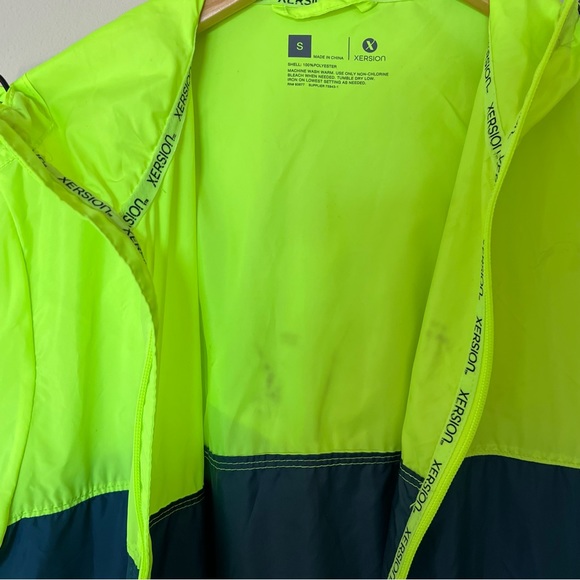 Xersion Men’s Jacket Size S Neon Yellow and Navy Raincoat - Picture 6 of 8